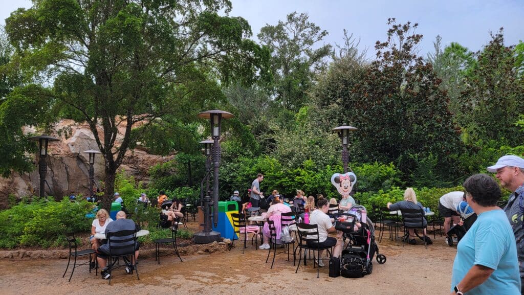 Woody's Lunch Box Expands Seating Into Star Wars Galaxy's Edge Breaking Theming