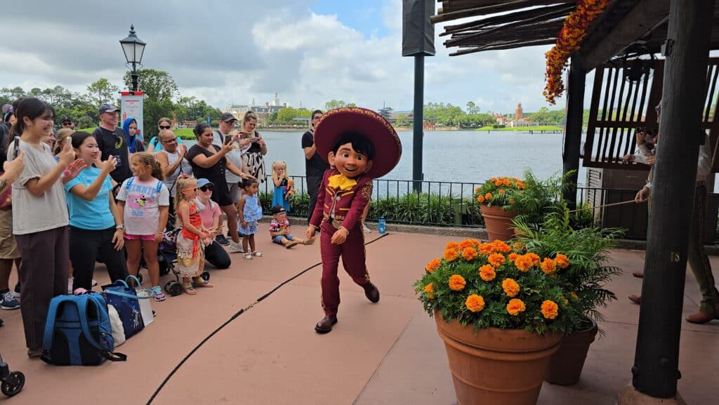 Pixar's Coco 'Miguel' Joins Mariachi Cobra in Epcot for Together We Are Magia Video