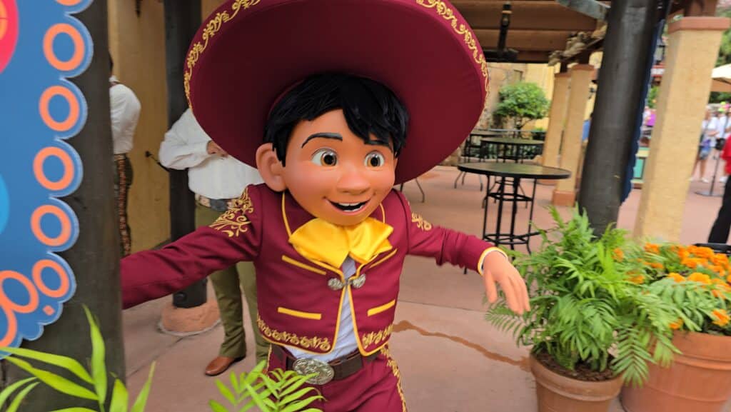 Pixar's Coco 'Miguel' Joins Mariachi Cobra in Epcot for Together We Are Magia Video