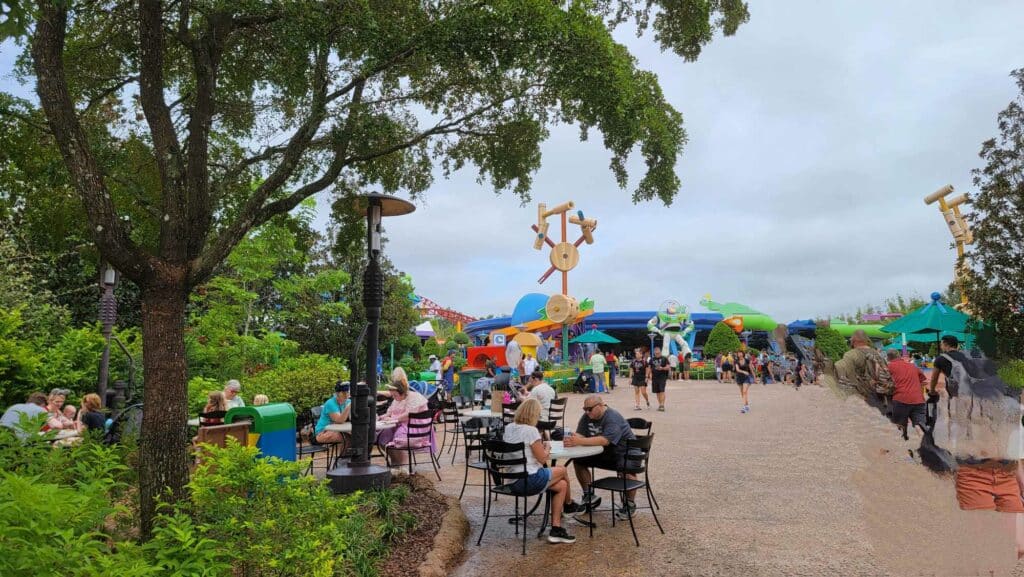 Woody's Lunch Box Expands Seating Into Star Wars Galaxy's Edge Breaking Theming